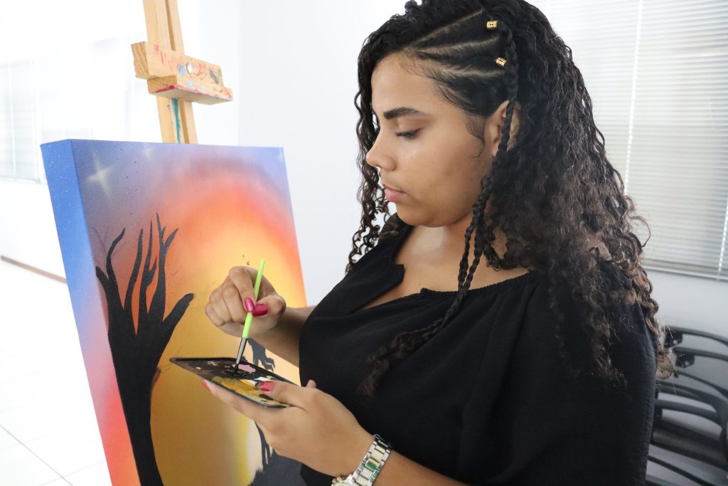 Mostra Sibelle pintando quadro