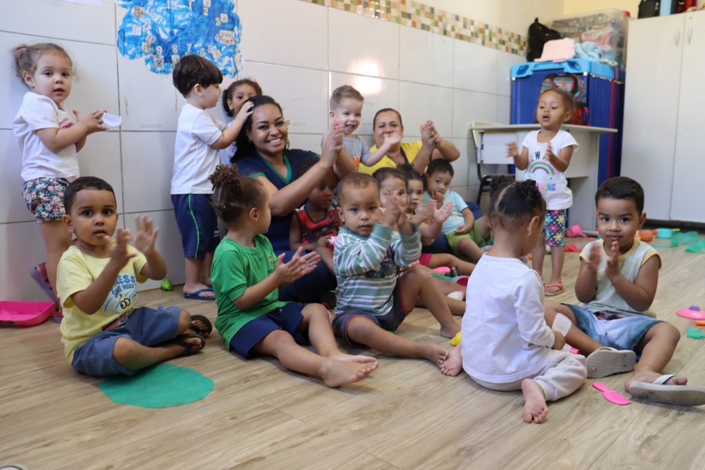 Criancas que sao abracadas com afeto com Raquel