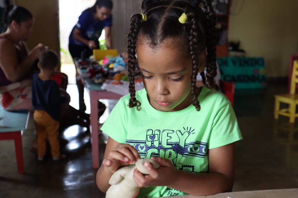 Foto mostra criança brincando