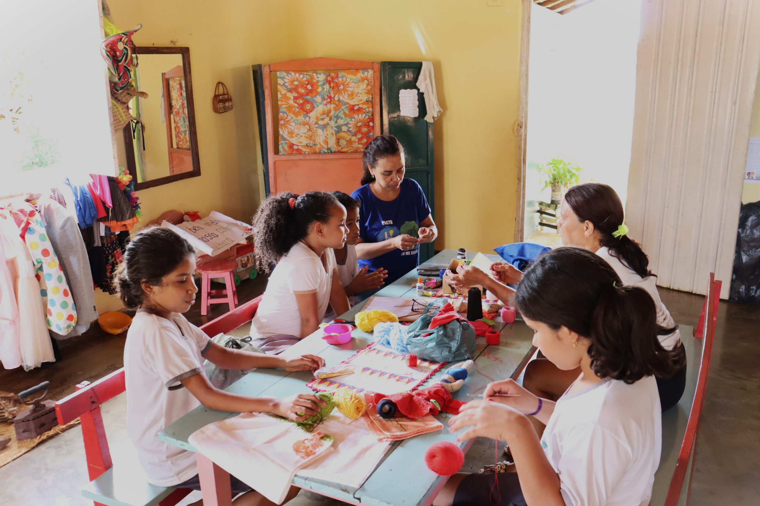 Imagem mostra crianças brincando na Casinha de Cultura