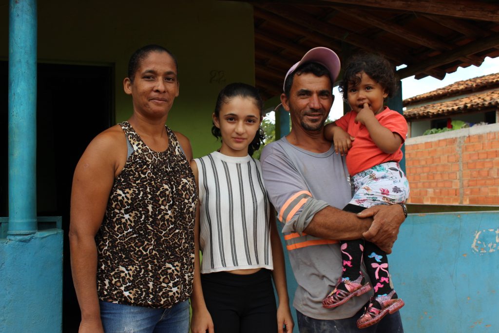Foto mostra a família da criança apadrinhada no ChildFund Brasil