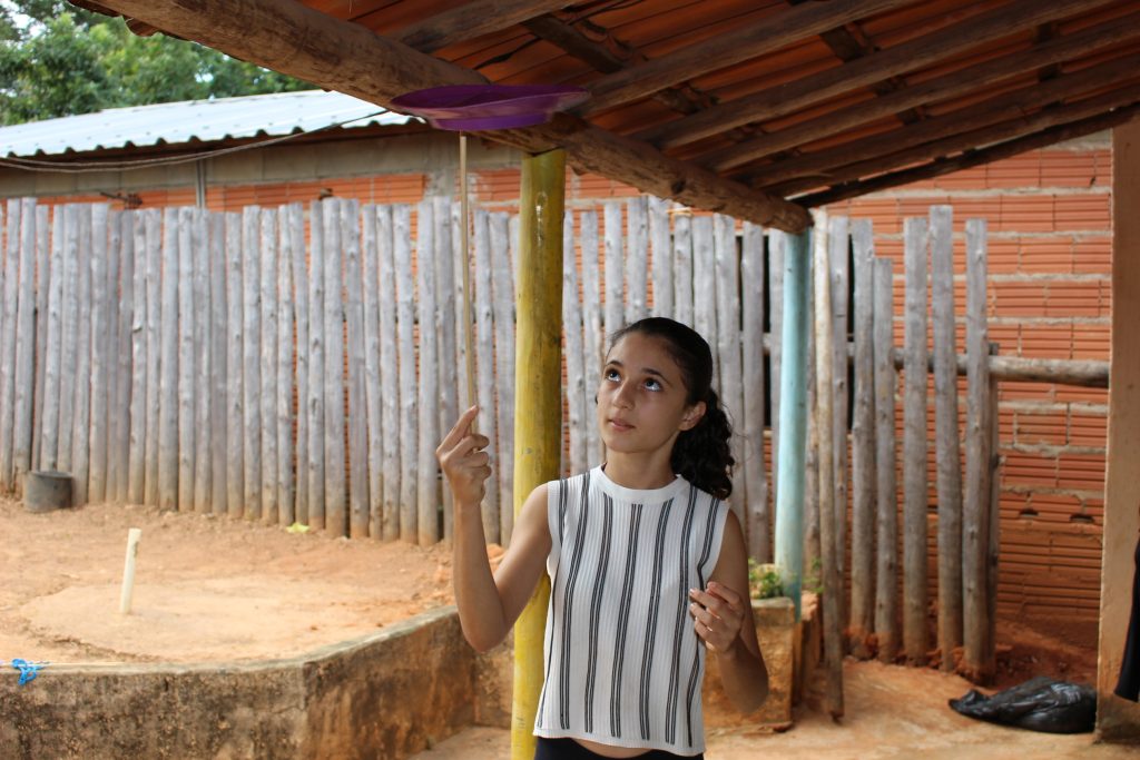 Foto mostra criança brincando