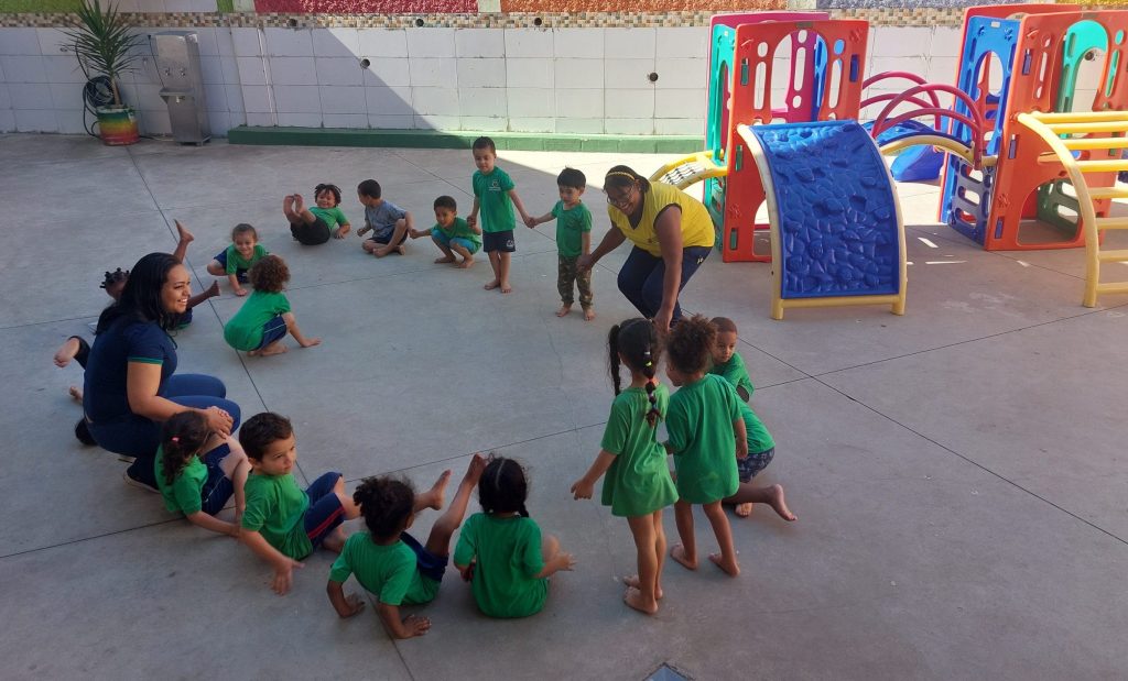 Mostra Raquel com crianças em situação feliz