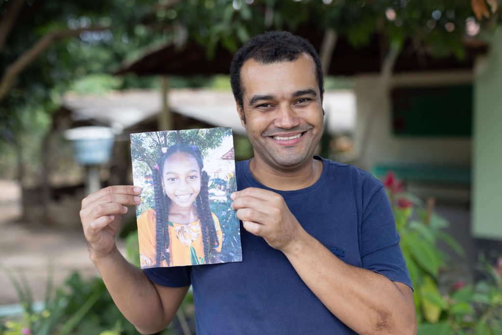 Claudio exibe foto da sua afilhada Perola