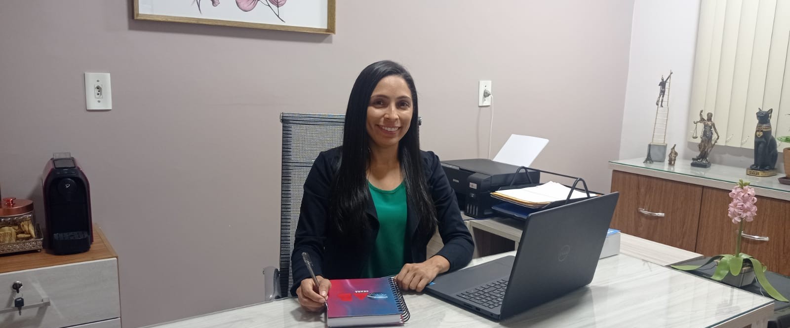 Mulher sentada em sua cadeira, no seu escritório de advocacia