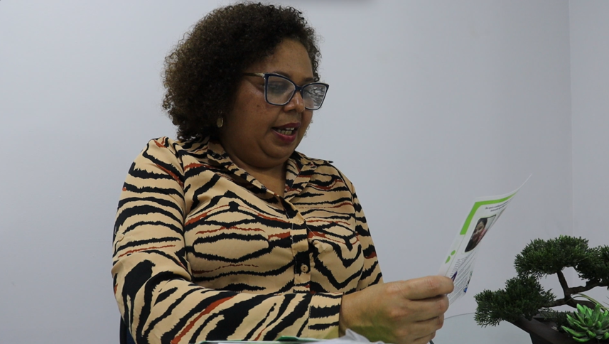 Mulher lê uma carta. Isso faz parte do apadrinhamento, um gesto simples e poderoso na transformação de vida de uma criança no ChildFund.