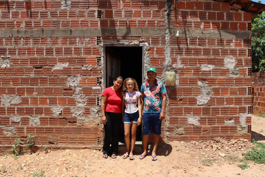Família em frente à sua casa