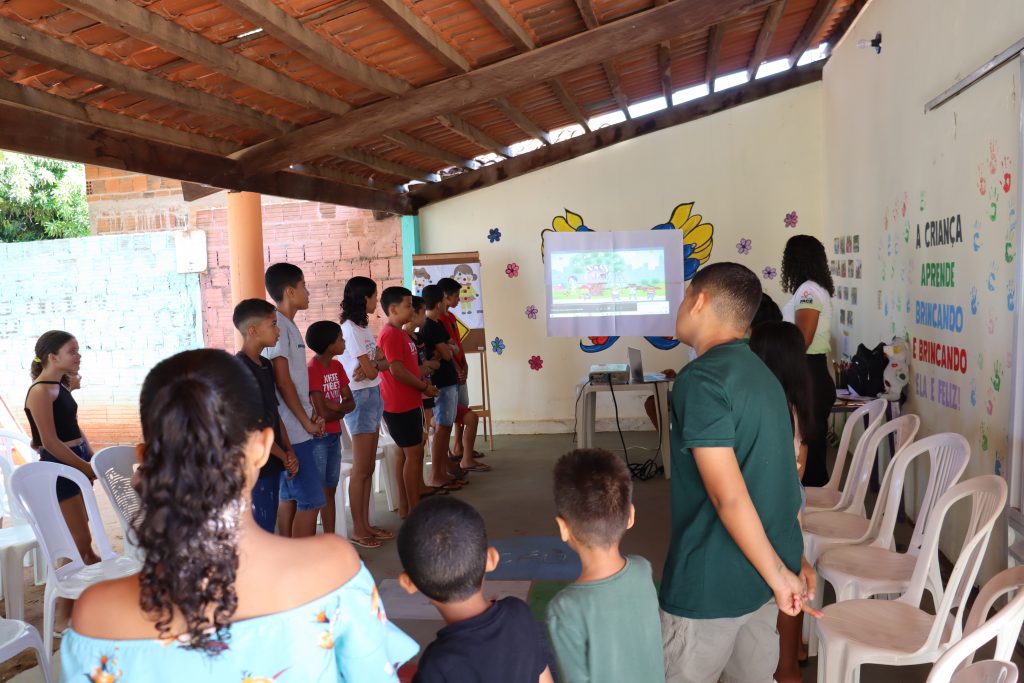Crianças assistem a vídeos educativos 