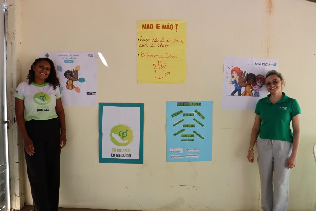 Educadoras com cartazes