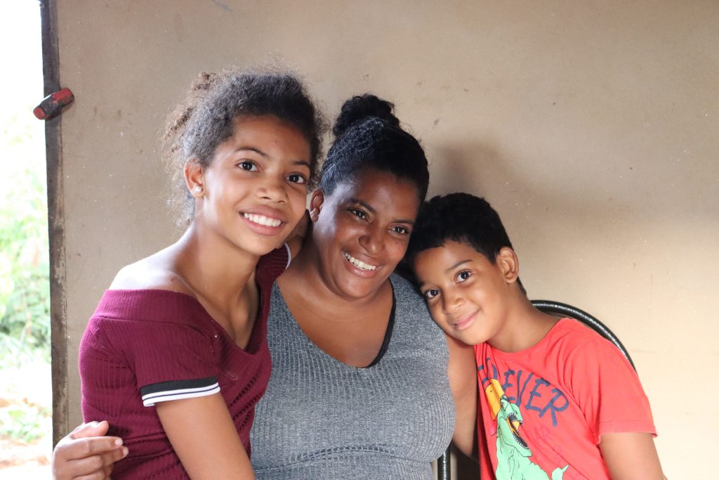 Foto de mae com dois filhos