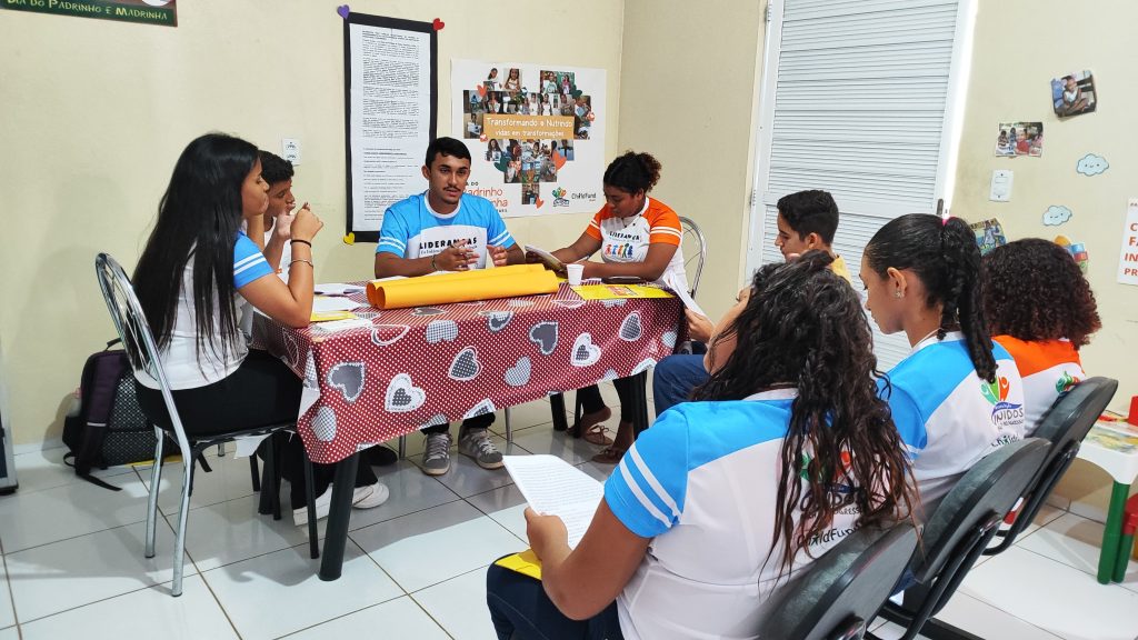Jovens reunidos