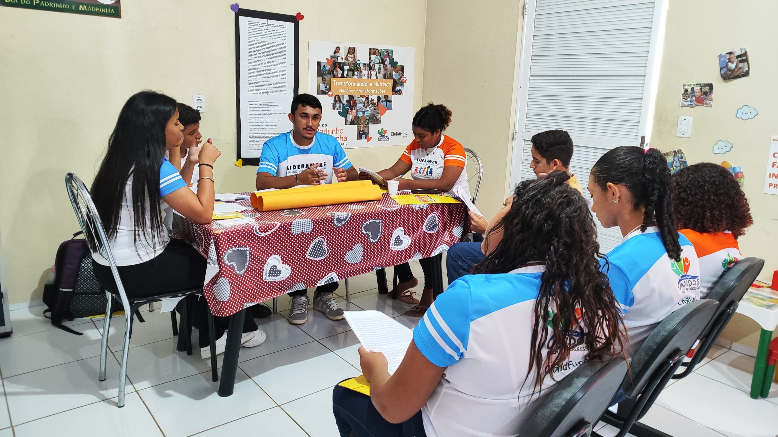 Jovens reunidos