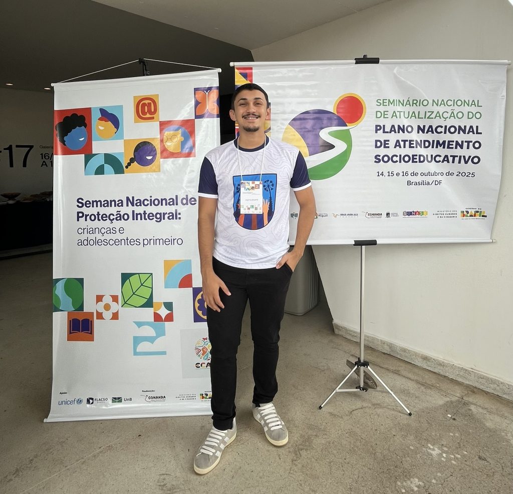 Jovem posa para foto