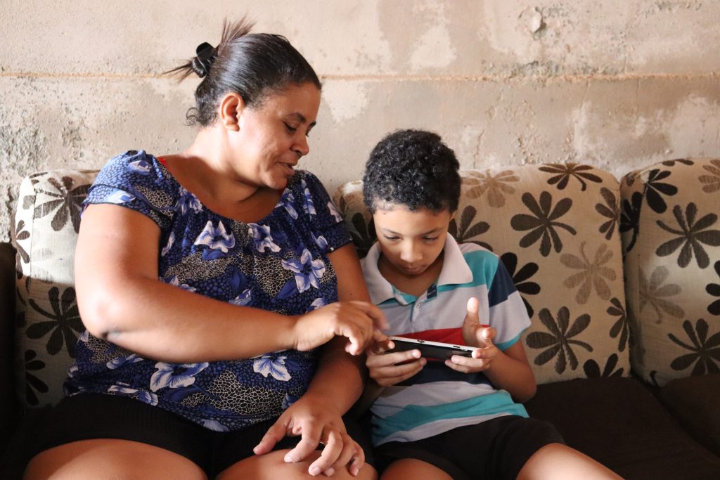 Mãe orienta filho acessando a internet