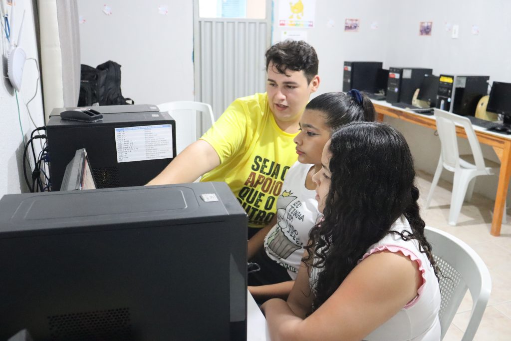 ChildFund realiza oficinas de informática com organizações da sociedade civil parceiras, para as quais também oferece formações acerca do  tema, como o ECA Digital.