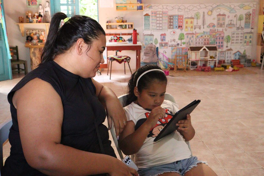 ChildFund realiza oficinas de informática com organizações da sociedade civil parceiras, para as quais também oferece formações acerca do tema.