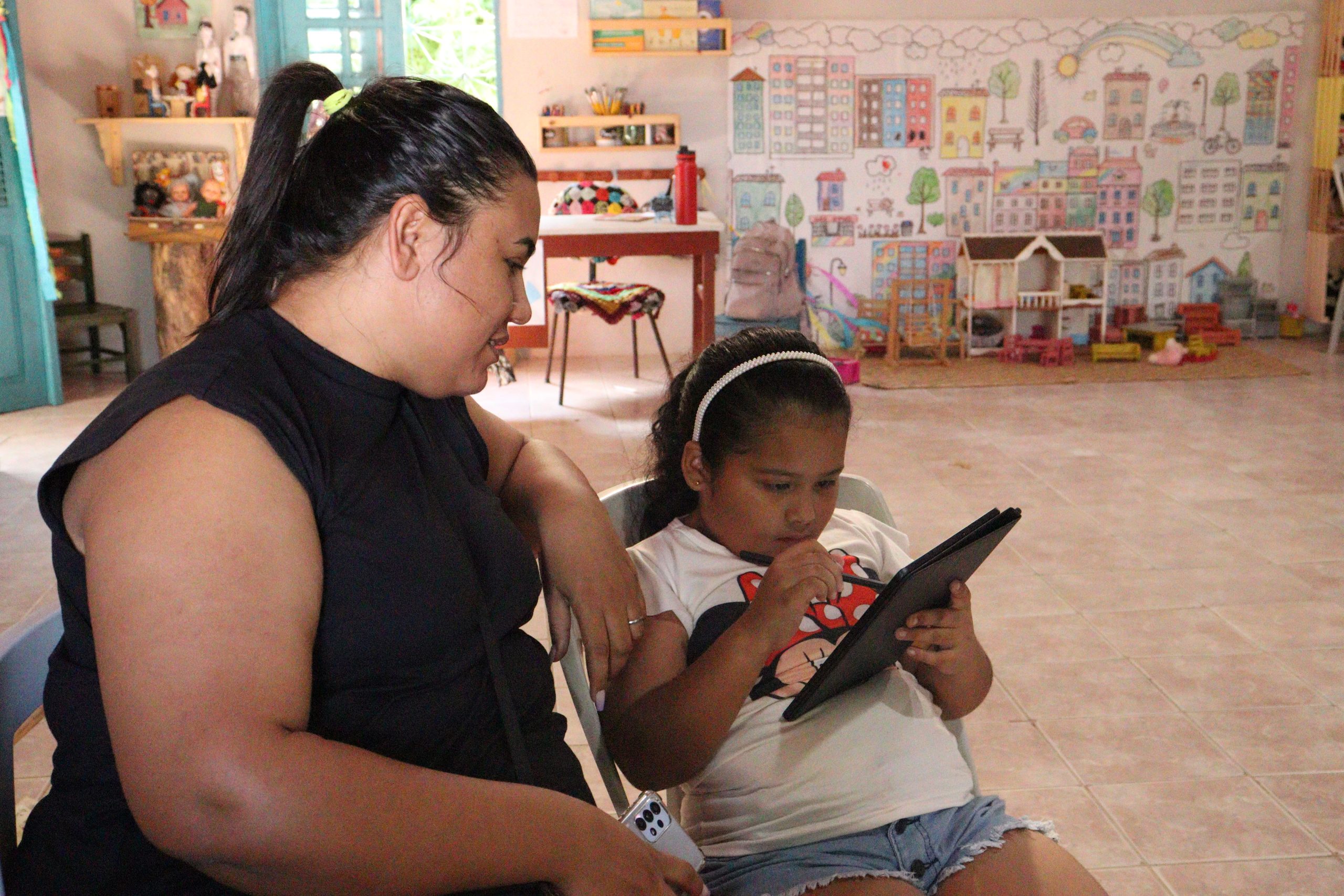 ChildFund realiza oficinas de informática com organizações da sociedade civil parceiras, para as quais também oferece formações acerca do tema.