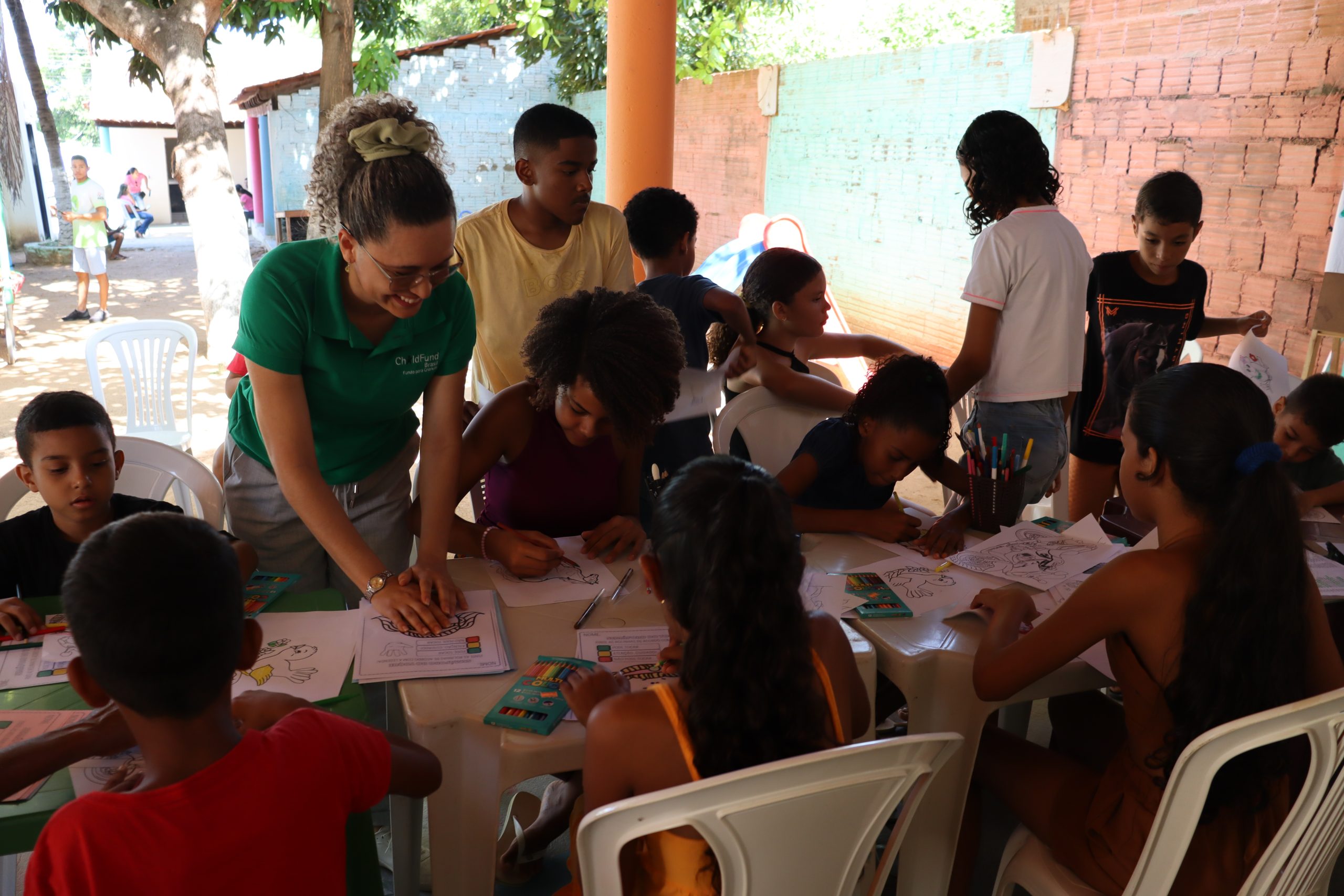 Ilustra equipe do ChildFund realizando atividades com crianças