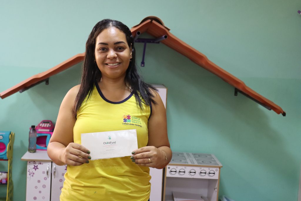 Raquel exibe envelope da madrinha